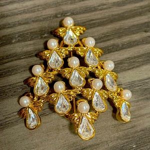 Beautiful signed BW (Buttler & Wilson)Angel Christmas Tree Brooch